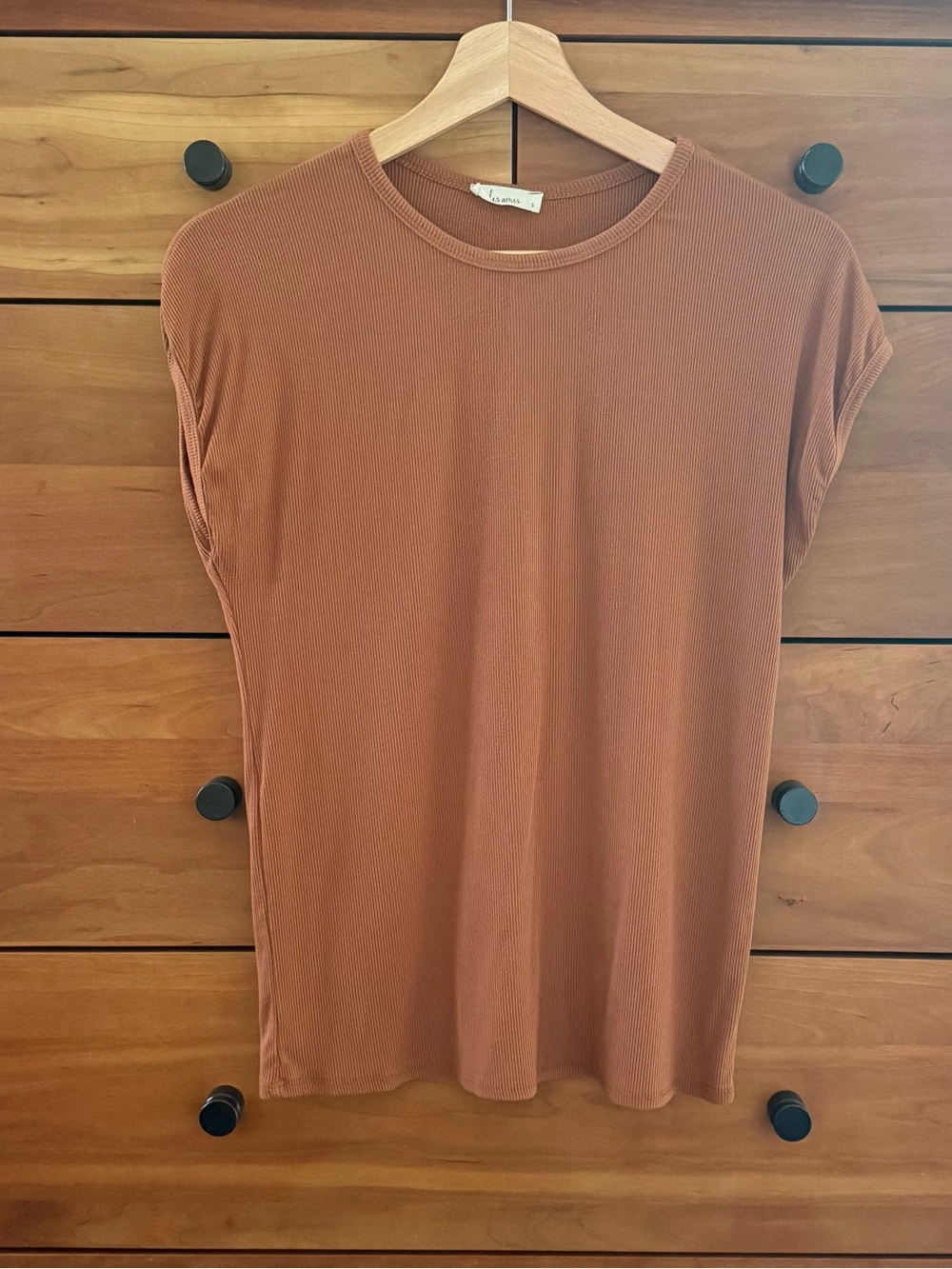 Les Amis Women’s Ribbed Crewneck Cap-Sleeve Top in Rust